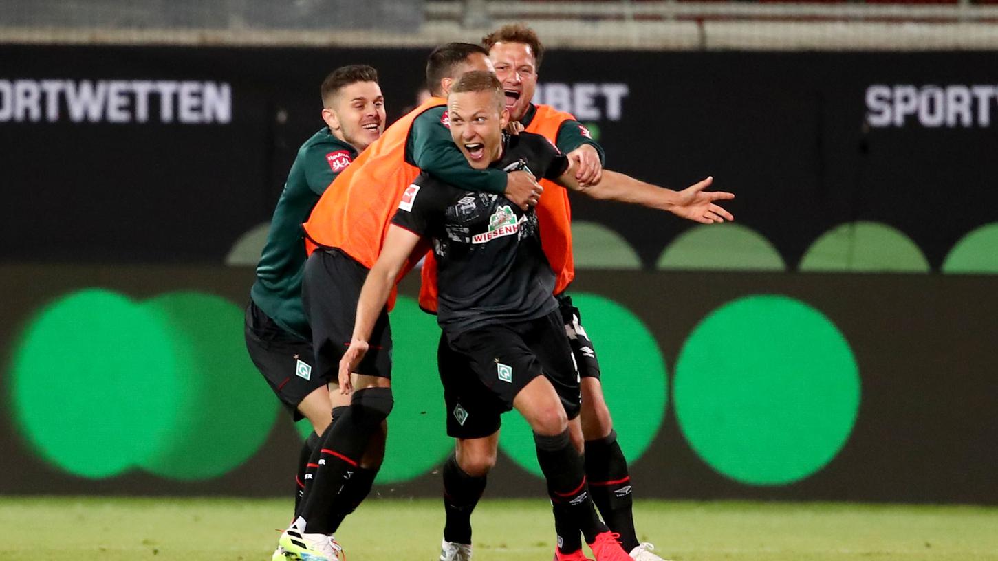 Bremen bleibt erstklassig: Dank eines 2:2 in Heidenheim schafft Werder den Verbleib in der Bundesliga.