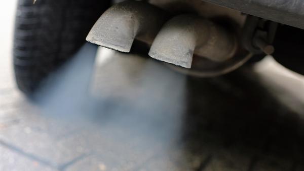 Apropos Abgasnorm: Etwas strenger wird auch das Messverfahren zur Bestimmung der Schadstoff-Emissionen. Pkw dürfen dann im sogenannten RDE-Test das eineinhalbfache des Laborgrenzwerts bei Stickoxiden nicht überschreiten.