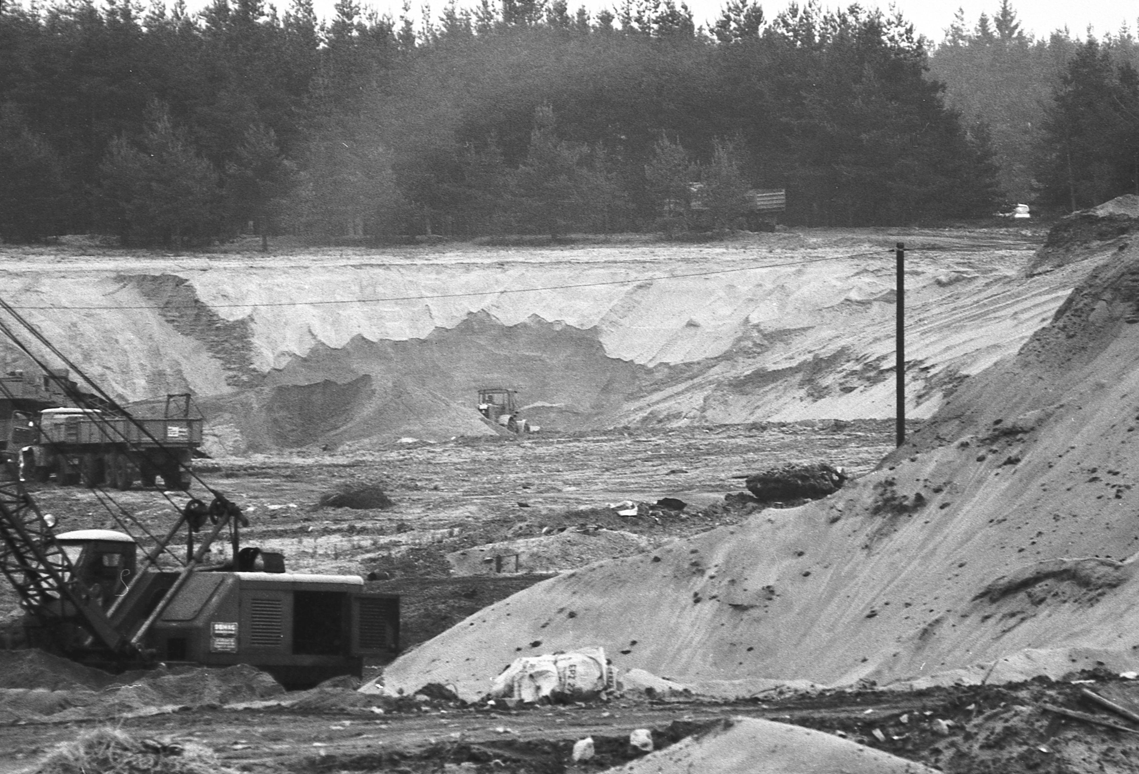 Teilweise bis weit unterhalb des Grundwasserspiegels reichte die mächtige, bis zu 20 Meter starke Sandschicht. Tonnenweise wurde 1970 der feinkörnige Sand aus der Grube herausgeschafft. 
