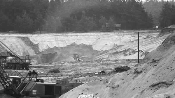 Teilweise bis weit unterhalb des Grundwasserspiegels reichte die mächtige, bis zu 20 Meter starke Sandschicht. Tonnenweise wurde 1970 der feinkörnige Sand aus der Grube herausgeschafft.