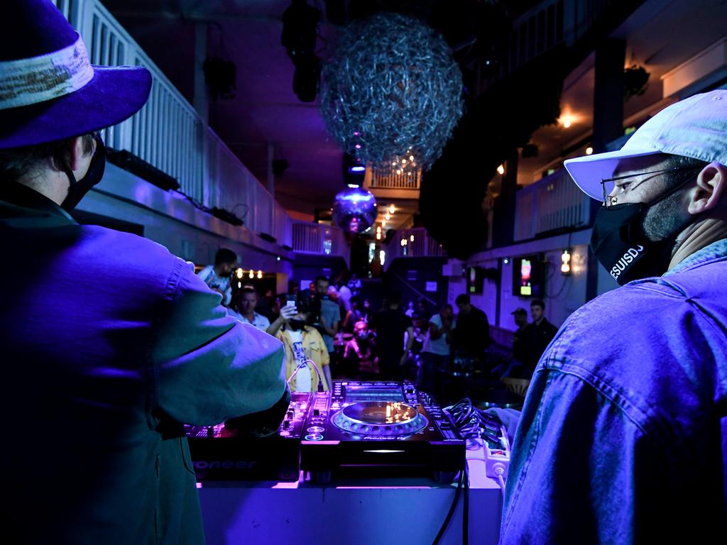 Djs In Not Musikalischer Protest Auf Bayerns Balkonen Kultur Nordbayern De