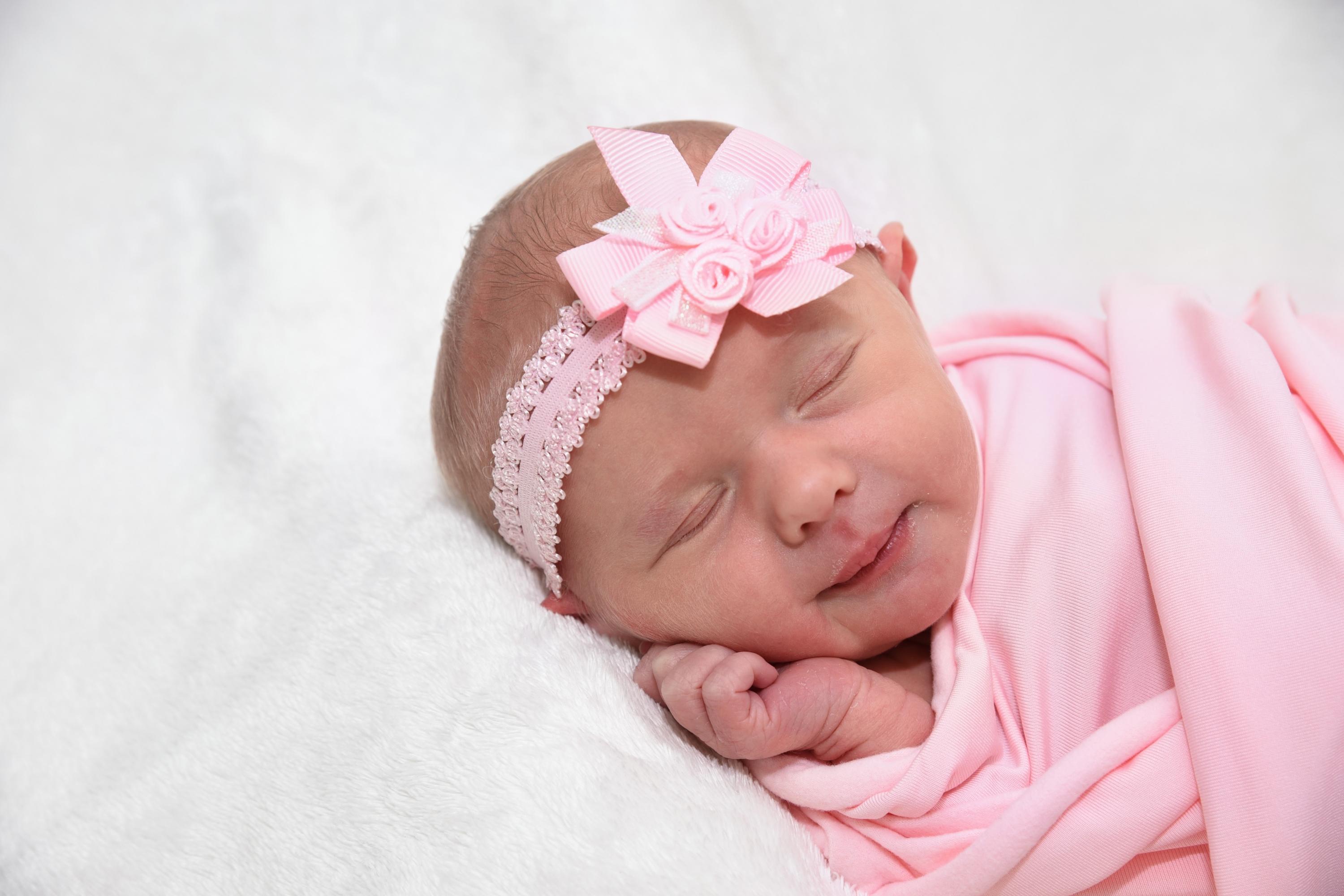 Ein Leichtgewicht von 2700 Gramm bei 51 Zentimetern war Emilia bei ihrer Geburt. Willkommen auf dieser Welt!