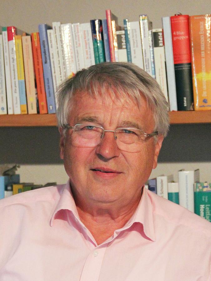Günter Grzega war früher Bahnhofsvorsteher in Treuchtlingen, ist ehemaliger Vorstandsvorsitzender der Sparda-Bank München und heute als Botschafter der Gemeinwohlökonomie aktiv. Günter Grzega war früher Bahnhofsvorsteher in Treuchtlingen, ist ehemaliger Vorstandsvorsitzender der Sparda-Bank München und heute als Botschafter der Gemeinwohlökonomie aktiv.