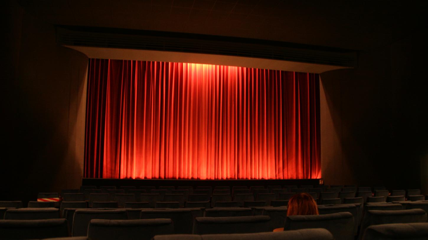 Im Kinosaal darf der Mund-Nasen-Schutz abgesetzt werden, so dass der Verzehr von Popcorn und Co. störungsfrei möglich ist.