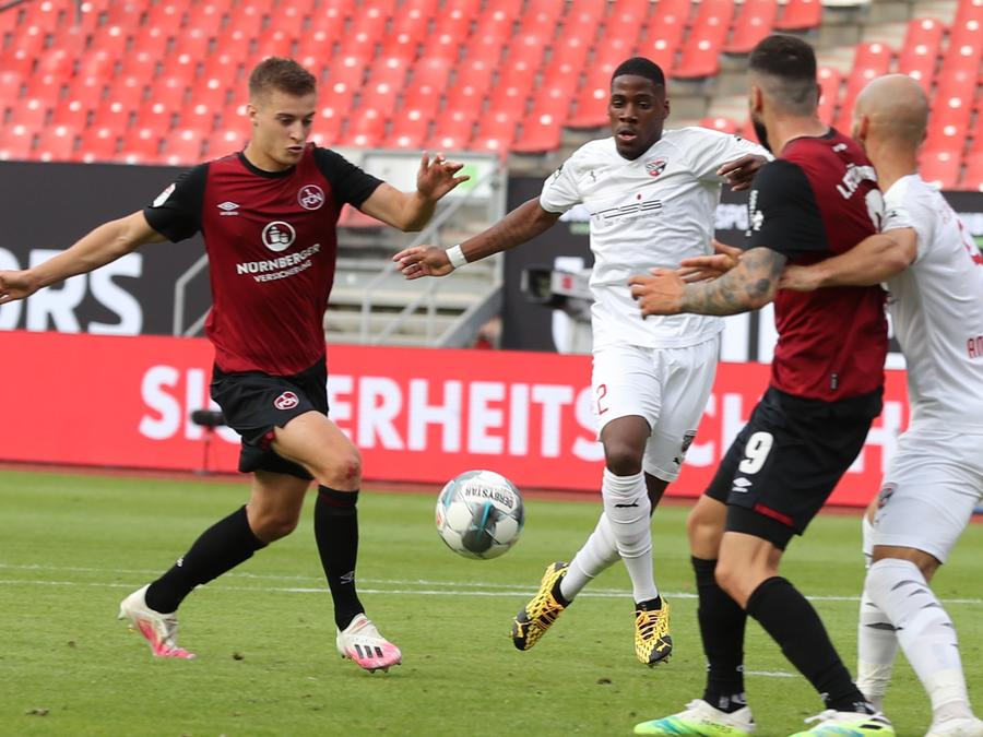 Werbung Im Club Trikot Nurnberger Hilft Nurnberg Weiter Sport Nordbayern De