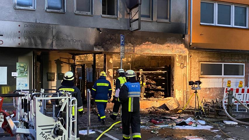 Die Feuerwehr fand beim Eintreffen einen "beginnenden Vollbrand mit hoher Intensität" vor. Die Spuren der Flammen sind auf der geschwärzten Fassade des Gebäudes noch deutlich zu erkennen.