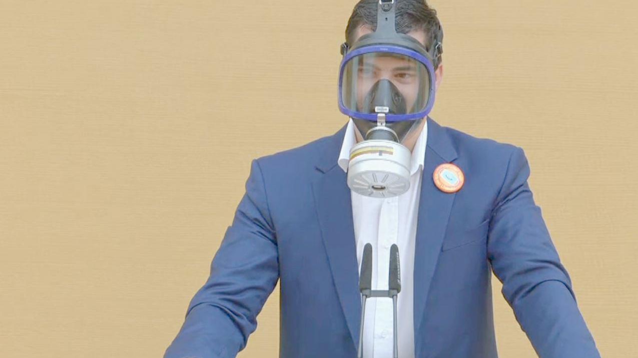 AfD-Abgeordnete Stefan Löw provozierte mit einer Gasmaske am Rednerpult.