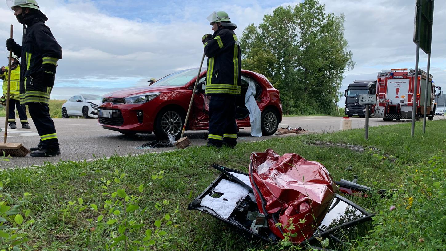 Die Feuerwehr musste den Schwerverletzten aus seinem stark beschädigten Auto befreien.