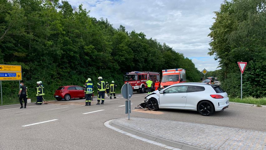 Schwerer Unfall auf Landstraße bei Ansbach: Fahrer eingeklemmt