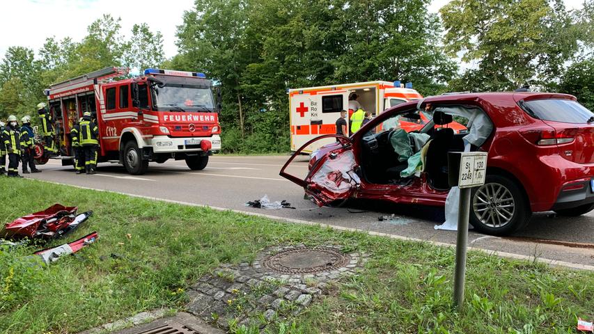 Schwerer Unfall auf Landstraße bei Ansbach: Fahrer eingeklemmt
