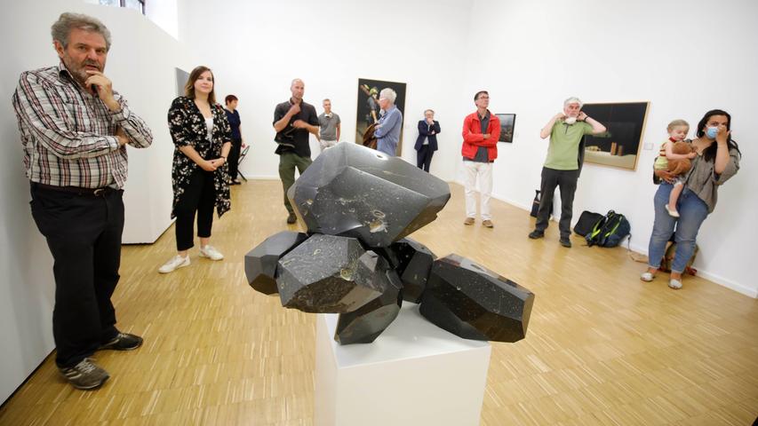 Klein, aber fein ist in diesem Jahr die Auswahl an bildhauerischen Werken: Die tiefschwarze, glänzende Basaltskulptur mit ihren dynamisch aufgebrochenen Form stammt von Christian Ruckdeschel.