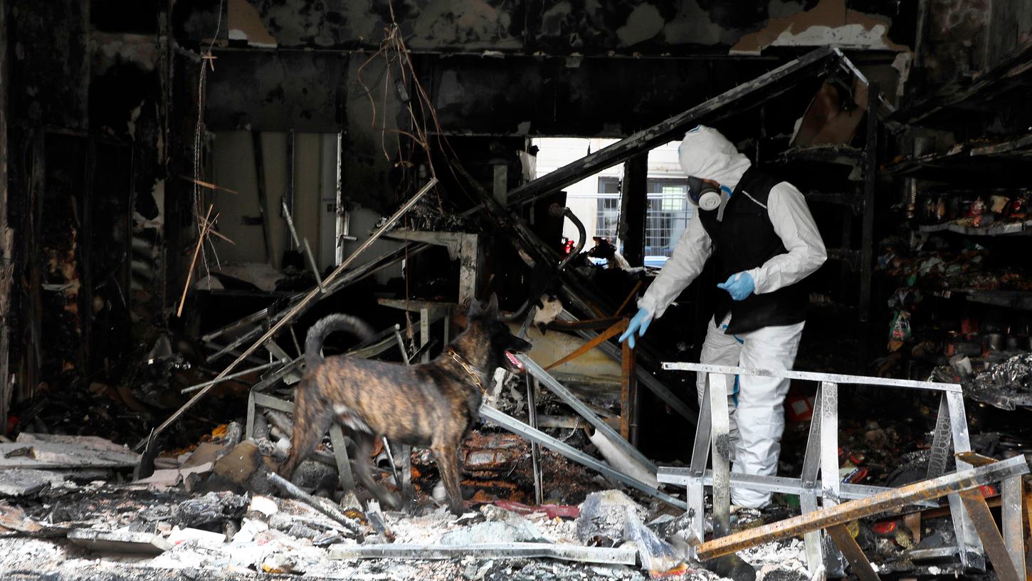 Am Tag nach der Explosion durchsuchten Experten die Trümmer in der Wölckernstraße. 