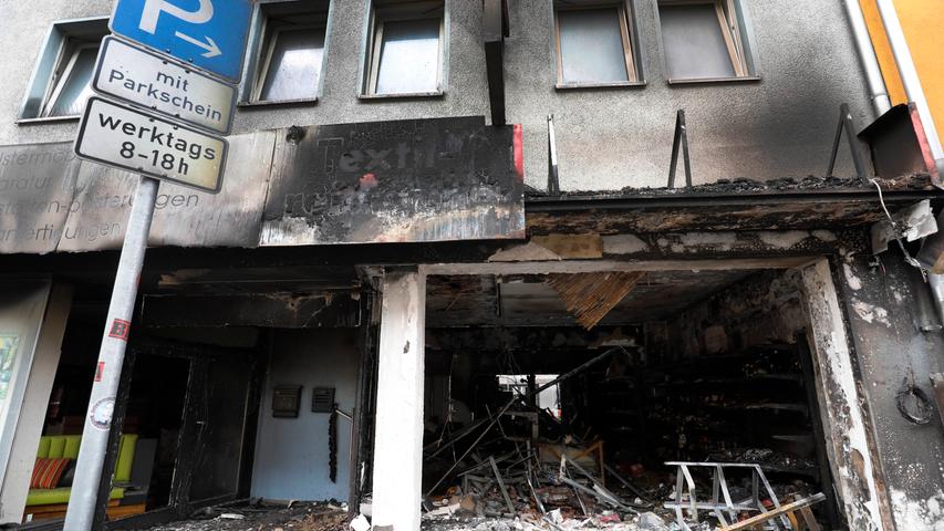 Die Feuerwehr hatte die Flammen schnell unter Kontrolle, allerdings ist das Gebäude vorerst nicht bewohnbar. Gas- und Stromleitungen mussten wegen zu starker Schäden abgestellt werden.