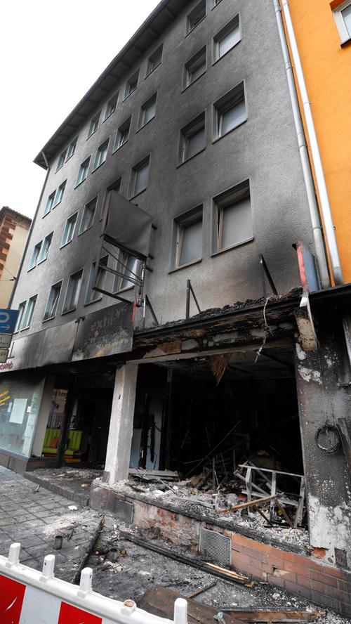 Explosion in der Nürnberger Südstadt: Spürhunde durchsuchen Trümmer