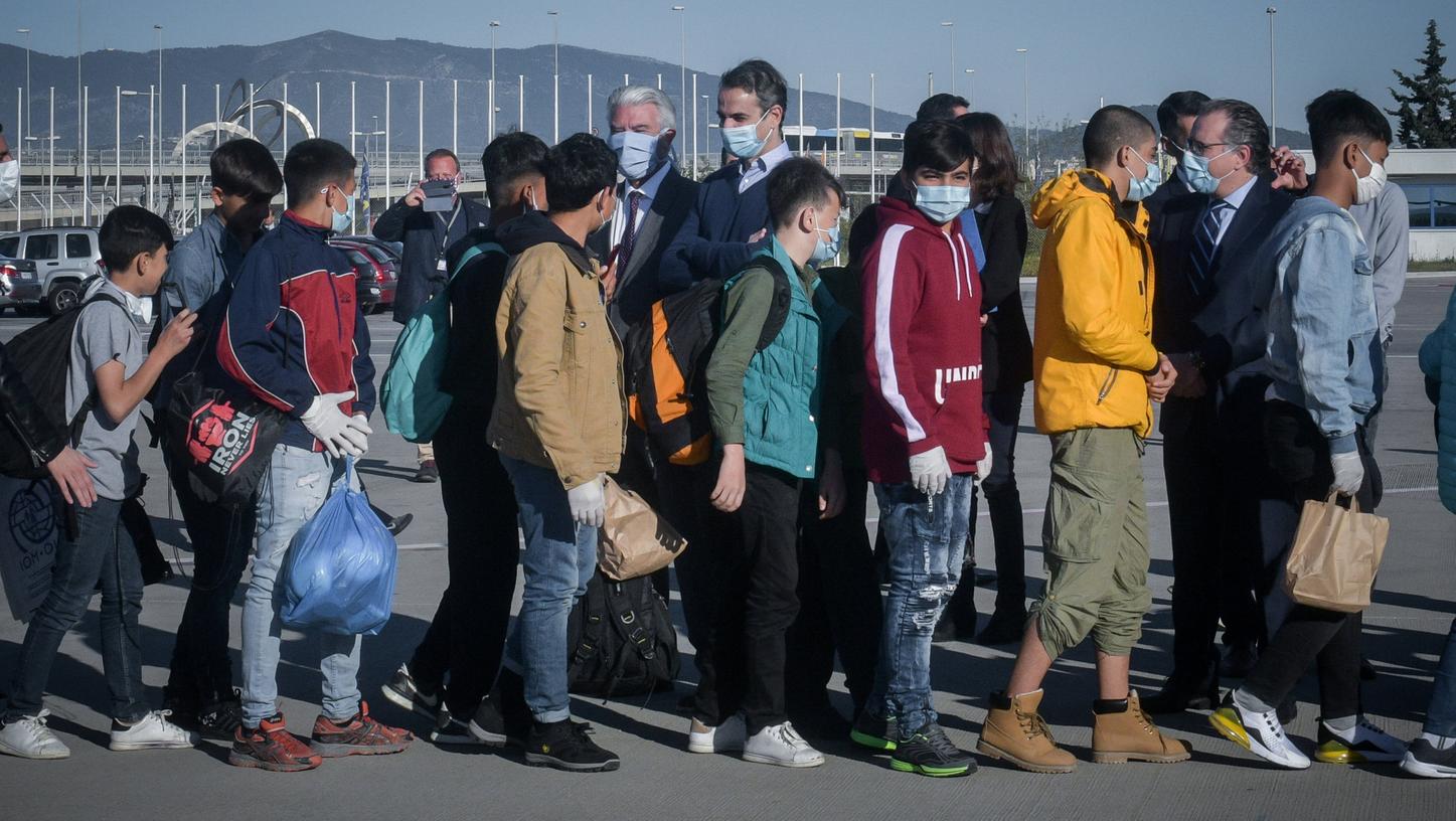 Der griechische Premierminister besuchte den Athener Flughafen Eleftherios Venizelos, um sich von etwa 50 unbegleiteten Flüchtlingskindern aus Aufnahmelagern verschiedener griechischer Inseln zu verabschieden, die nach Deutschland ausgeflogen werden.