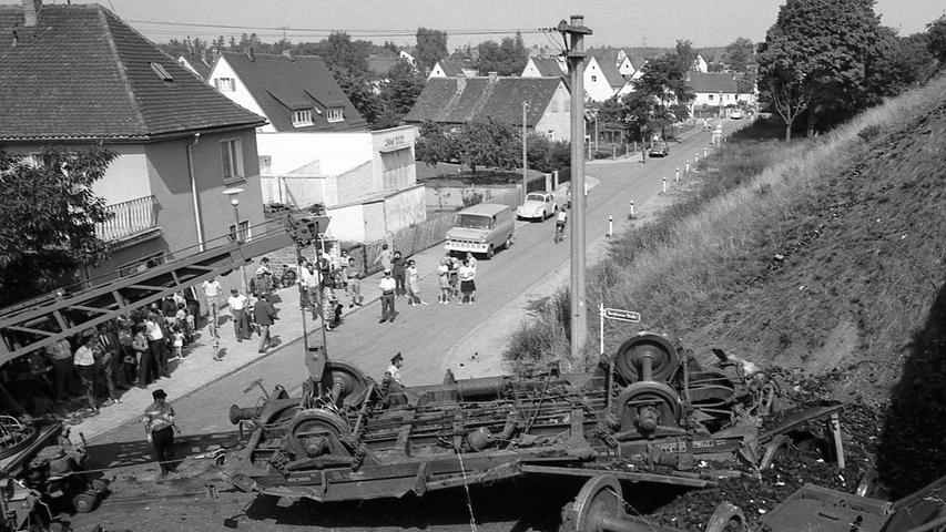 Die Wracks der Güterwagen und Tonnen von Briketts blockierten die Unterführung der Straße nach Burgthann. Es dauerte bis zum Abend, ehe sie geräumt war.  Hier geht es zum Kalenderblatt vom 10. Juli 1970: Güterwagen stürzten in die Tiefe  .