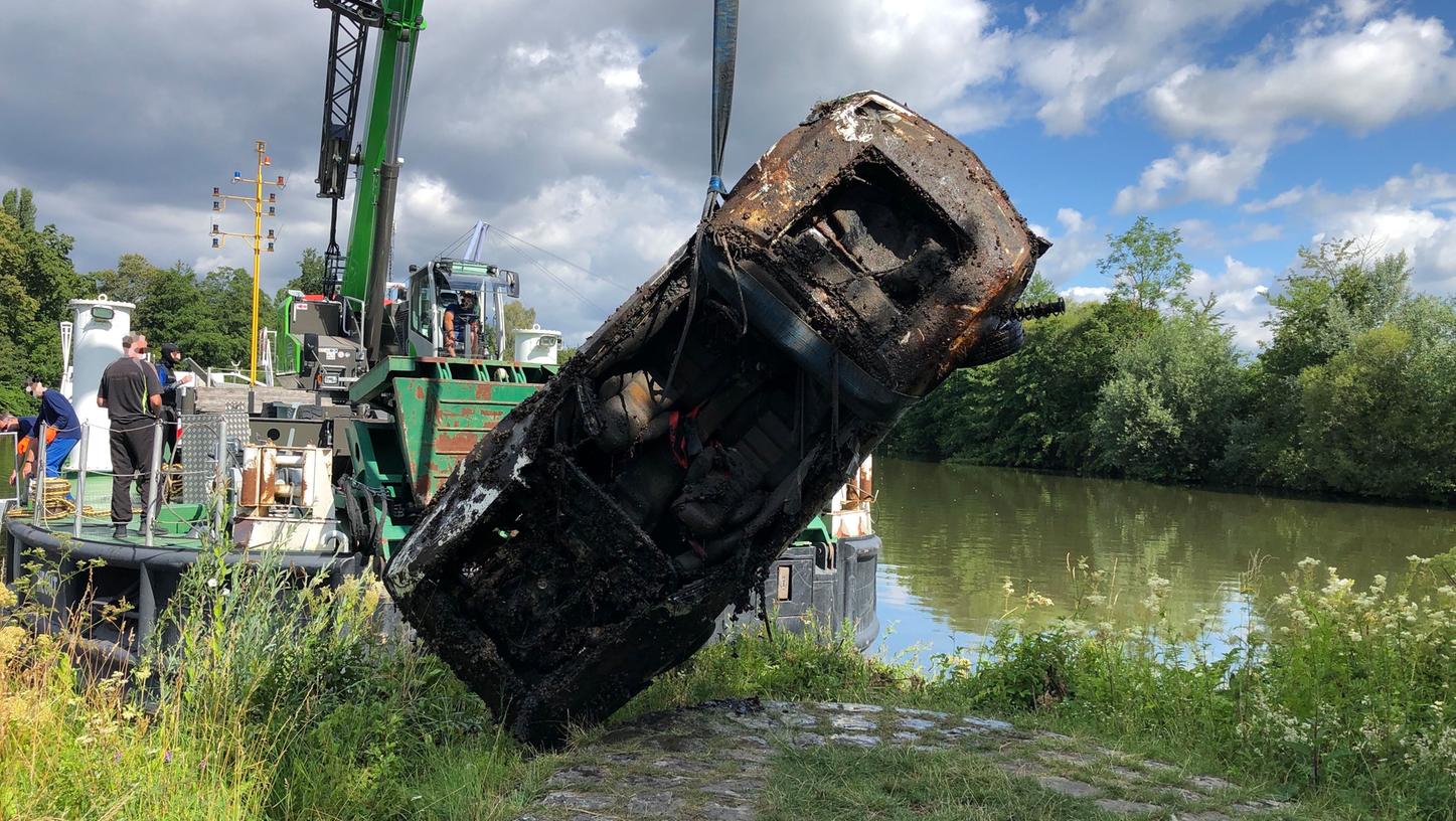 Sportwagen versenkt: Autowrack im Kanal in Forchheim gefunden