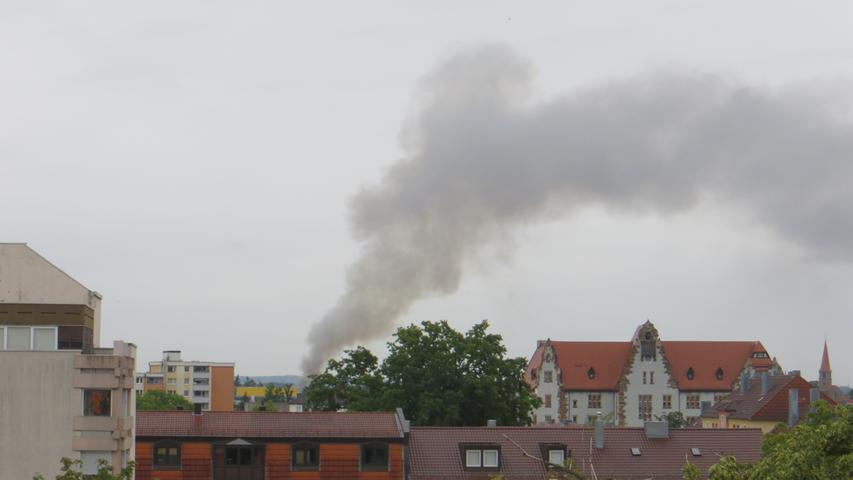 Auch aus der Fürther Innenstadt war das Feuer deutlich sichtbar. 