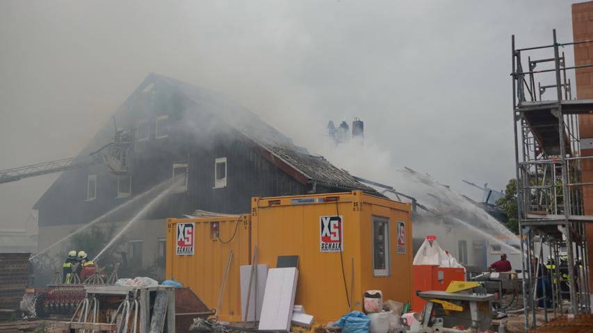 Nach ersten Erkenntnissen fing gegen 17.11 Uhr ein Gebäude in der Höfleser Hauptstraße im gleichnamigen Stadtteil Feuer.