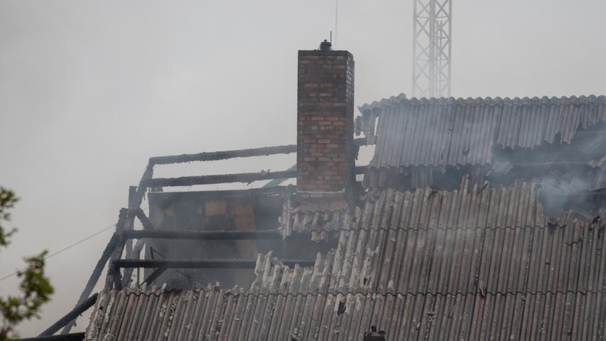 Gewaltige Rauchsäule: Wohnhaus im Norden Nürnbergs brannte lichterloh