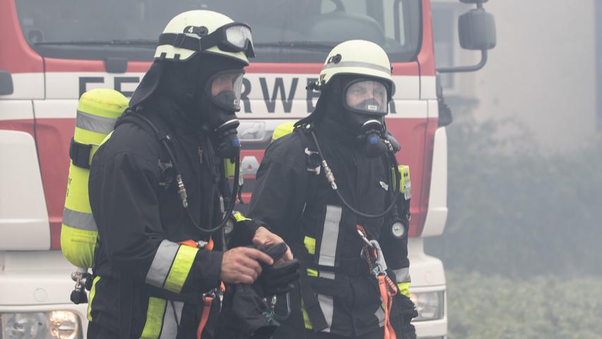 Gewaltige Rauchsäule: Wohnhaus im Norden Nürnbergs brannte lichterloh