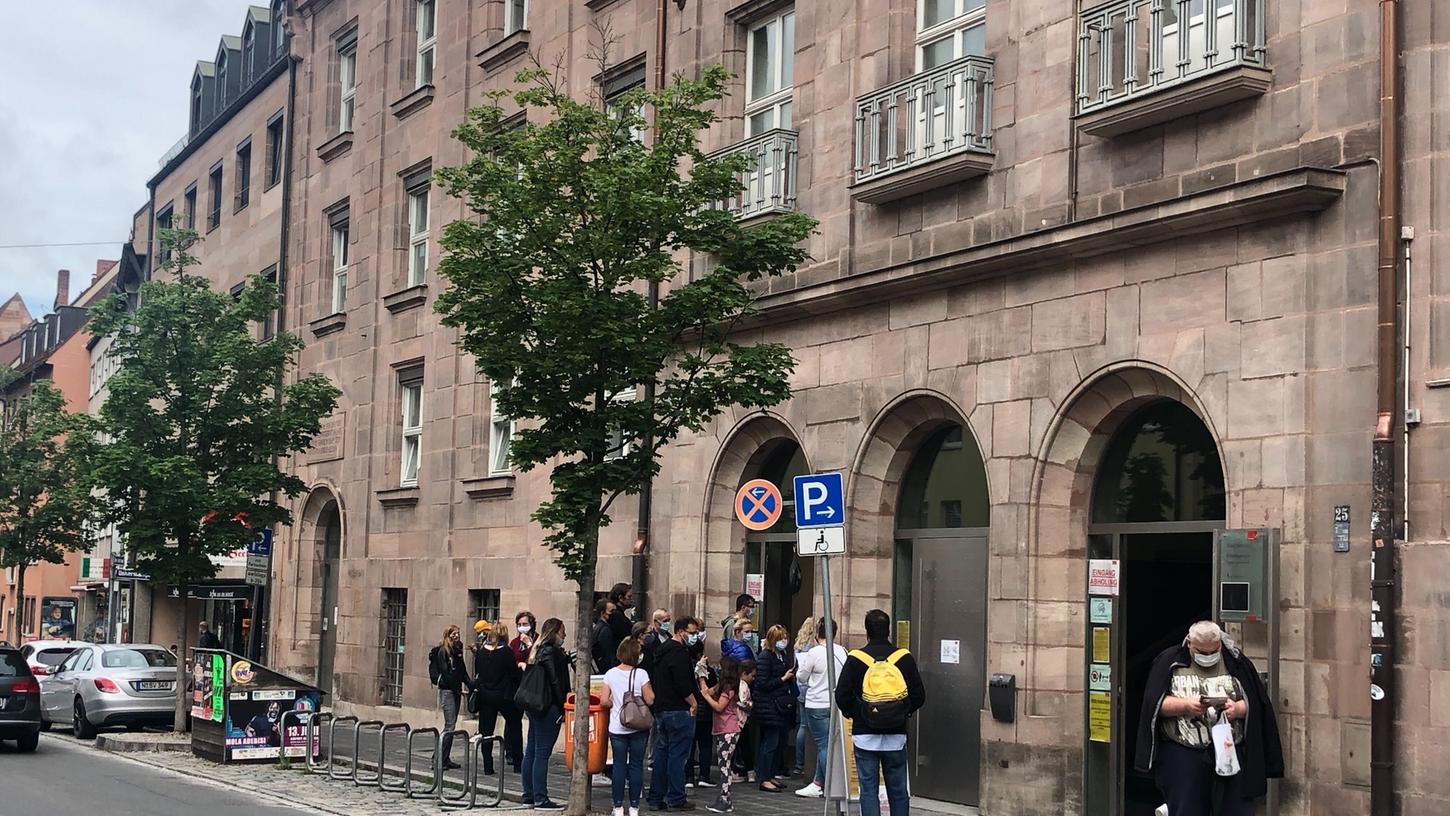 Vor dem Einwohneramt: Warteschlangen und Abstandsregeln, die nicht eingehalten werden. Vor dem Einwohneramt: Warteschlangen und Abstandsregeln, die nicht eingehalten werden.