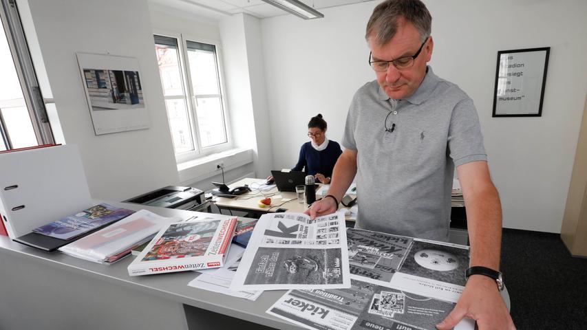 Chefredakteur Jörg Jakob blickt auf die 100-jährige Geschichte zurück. In der Hand hat er eine Kopie des Sonderhefts zum 90. Kicker-Geburtstag. 