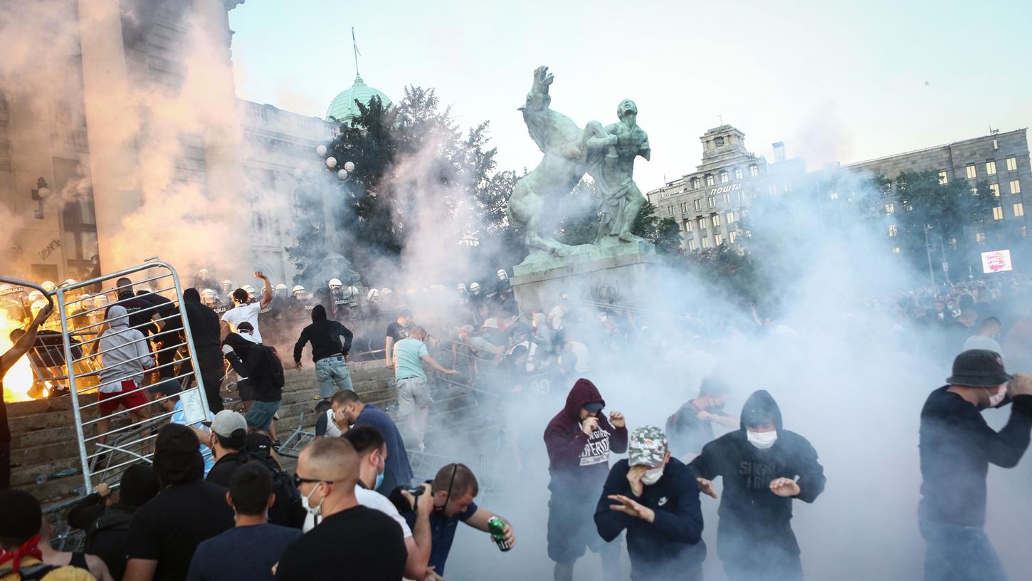 Chaotische Szenen in Belgrad: Eine kleinere Gruppe militanter Demonstranten sucht den Konflikt mit der Polizei.