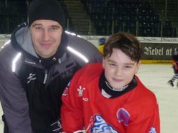 Das Talent und sein Idol: Der junge Felix Ribarik im Ice-Tigers-Trikot (re.) und Vitalij Aab. Das Talent und sein Idol: Der junge Felix Ribarik im Ice-Tigers-Trikot (re.) und Vitalij Aab.