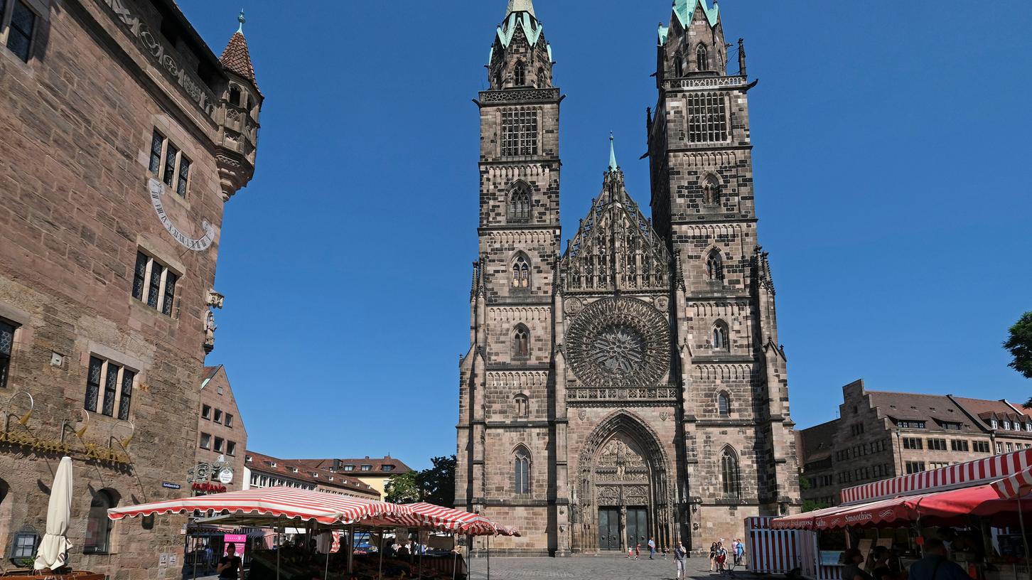 Vor der Lorenzkirche wird es bald grün - zumindest temporär. Vor der Lorenzkirche wird es bald grün - zumindest temporär.