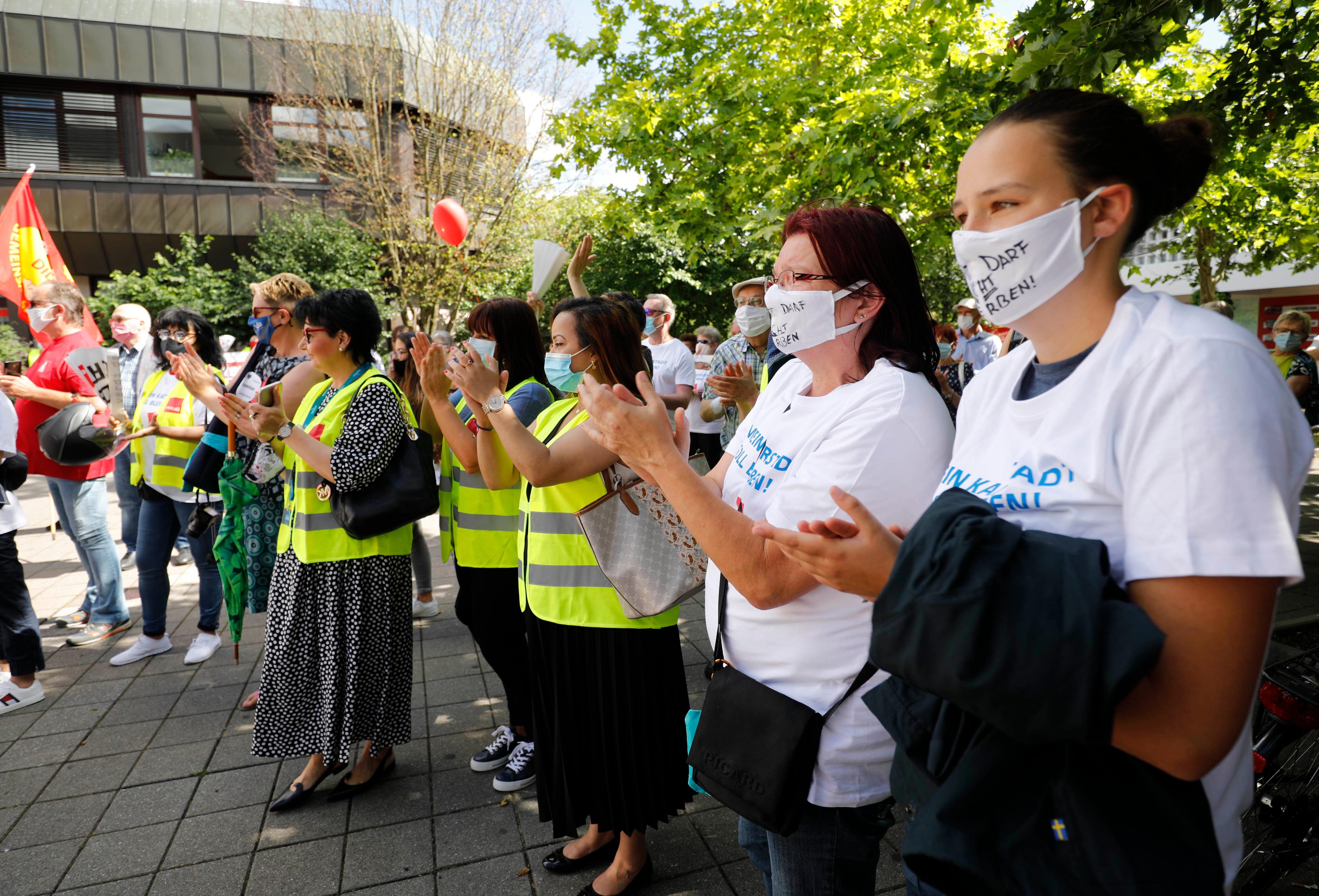 Kundgebung gegen Schliessung der Karstadt Filiale im Frankenzentrum..