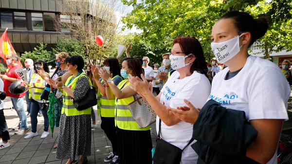 Kundgebung gegen Schliessung der Karstadt Filiale im Frankenzentrum..