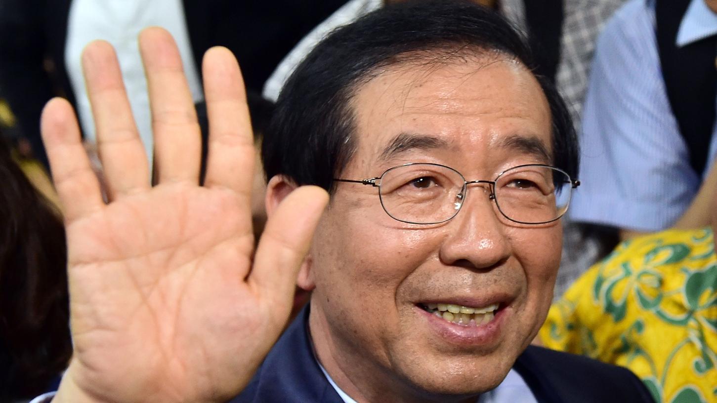 Die Wahl von Park Won-Soon zum Bürgermeister von Seoul löste Erschütterungen aus. Die Wahl von Park Won-Soon zum Bürgermeister von Seoul löste Erschütterungen aus.