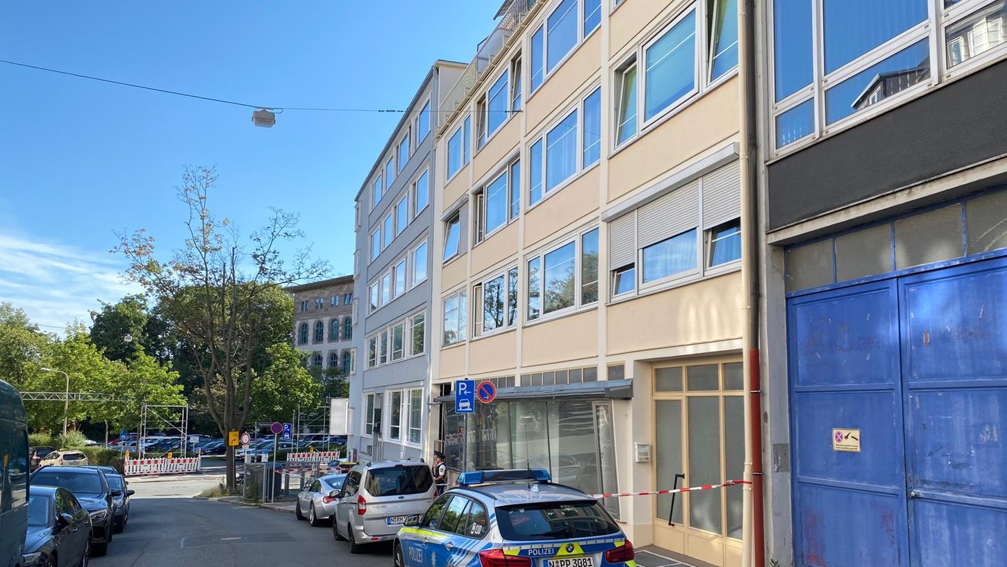 In der Reindelstraße wurde am Freitag eine junge Frau getötet. Nachbarn und eine Zeitungszustellerin hörten die Schreie des Opfers.
