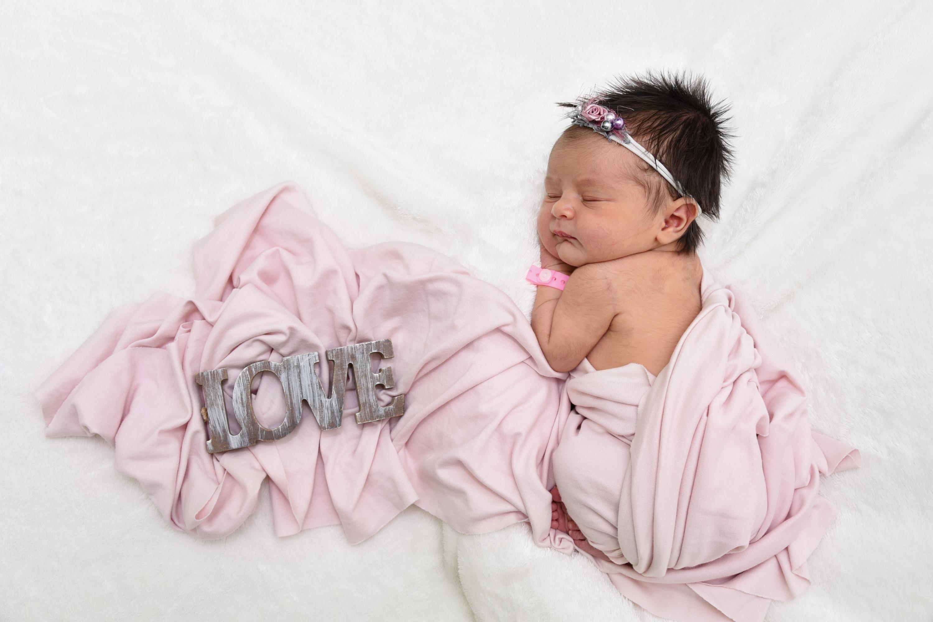 Die kleine Sena wurde am 7. Juli im Klinikum an der Hallerwiese geboren. Dabei wog sie 3360 Gramm und war 53 Zentimeter groß.