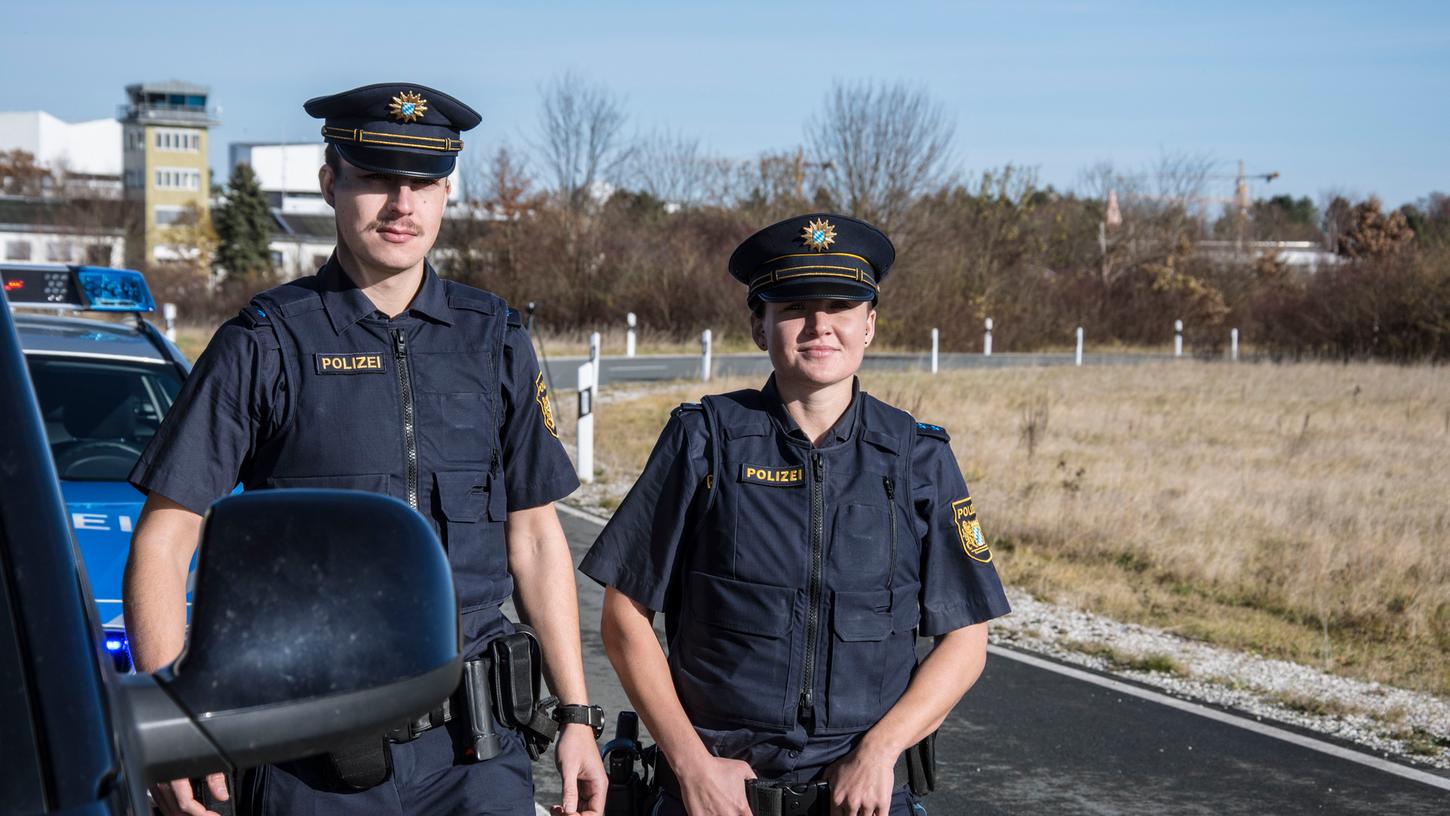 Polizisten sind in der täglichen Arbeit immer wieder mit kritischen Situationen konfrontiert. Sie müssen dann schnell und rechtlich einwandfrei handeln. Polizisten sind in der täglichen Arbeit immer wieder mit kritischen Situationen konfrontiert. Sie müssen dann schnell und rechtlich einwandfrei handeln.