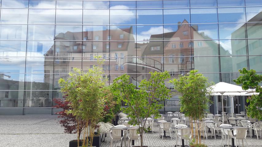Wie ein Aquarell: Schöne Spiegelung in der Glasfassade des Neuen Museums am Klarissenplatz