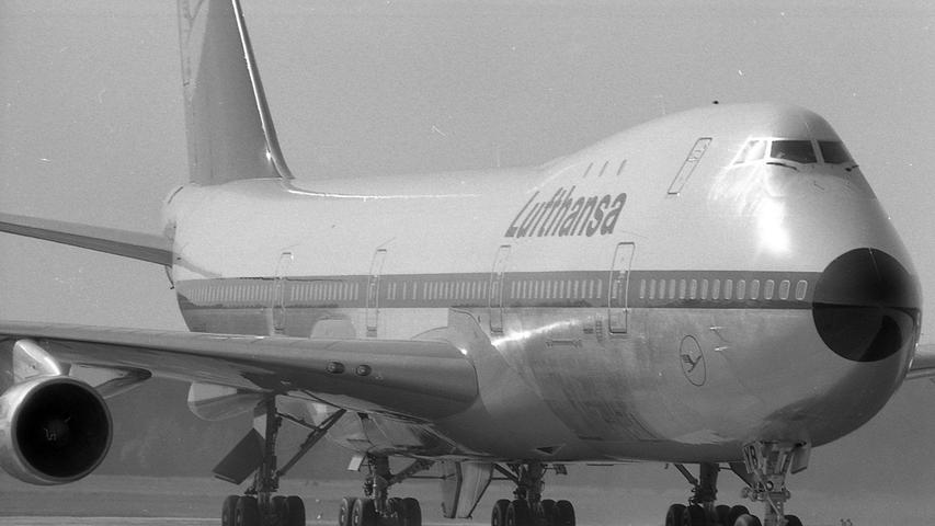 Der Jumbo-Jet mit seinen riesigen Ausmaßen auf dem Nürnberger Flughafen. Hier geht es zum Kalenderblatt vom 12. Juli 1970: Mit 360 Passagieren in die Luft gegangen