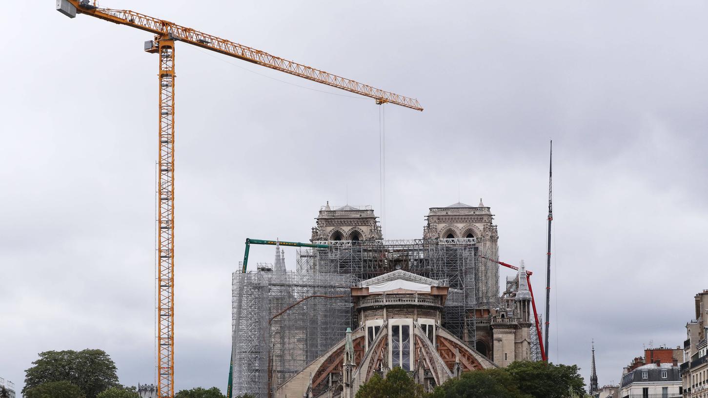Im April 2019 ist Notre Dame, das Wahrzeichen der Metropole Paris, abgebrannt und dadurch sehr heftig beschädigt worden. Die Aufbauarbeiten laufen, jetzt ist auch klar, wie das Erscheinungsbild nach der Rekonstruktion aussehen wird. 