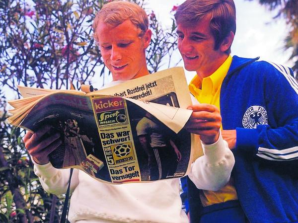 Seit 100 Jahren ein Heft für alle Alters - und Leistungsklassen: Hier lesen die Nationalspieler Berti Vogts (li.) und Hannes Löhr bei der Weltmeisterschaft 1970 den kicker.