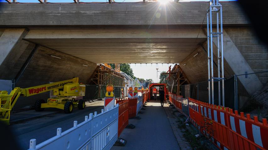 Kräne im Dauereinsatz: Brückenbau in Erlangen-Eltersdorf schreitet voran
