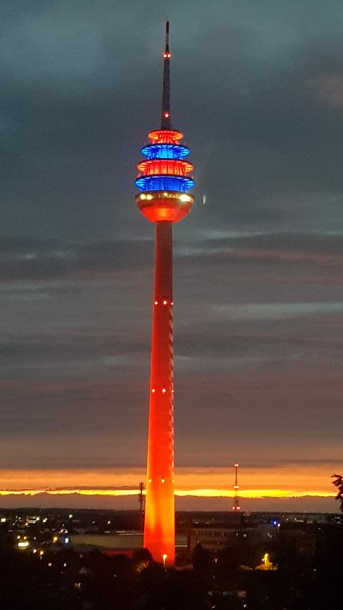 Spektakel am Fernsehturm: Darum leuchtete das Nürnberger Ei bunt
