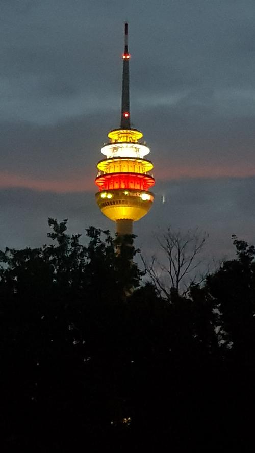 Spektakel am Fernsehturm: Darum leuchtete das Nürnberger Ei bunt
