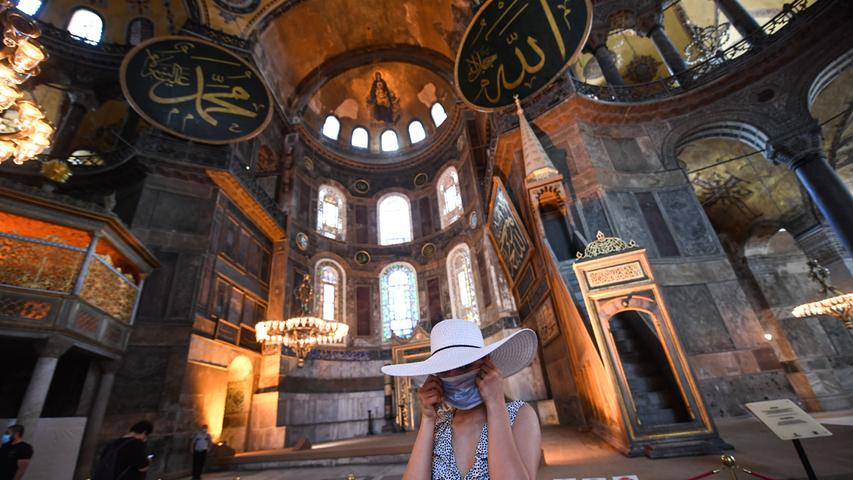 Touristen flanieren durch die Hagia Sophia in Istanbul: Nachdem das Gebäude über Jahrhunderte als christliche Kirche und später als Museum gedient hatte, darf es nach dem Willen des obersten türkischen Verwaltungsgerichts nun wieder als Moschee genutzt werden.