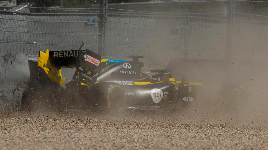 Formel 1: Der australische Rennfahrer Daniel Ricciardo rutscht mit seinem Renault-Rennwagen beim Training zum Großen Preis von Österreich in ein Kiesbett am Streckenrand.
