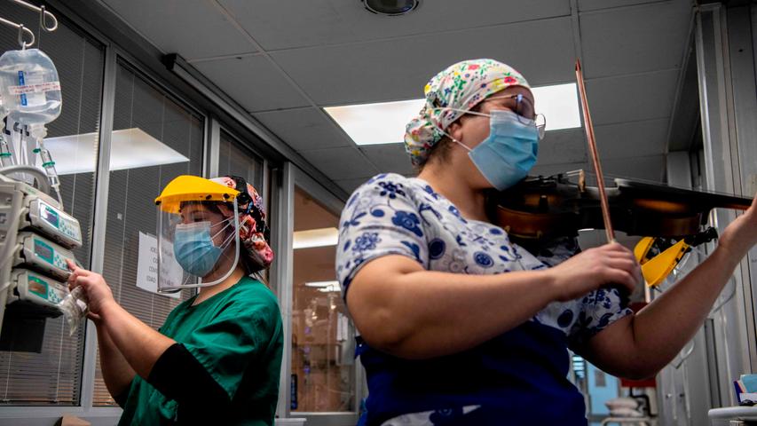 Aufmunterung für Covid-19-Patienten: Eine chilenische Krankenschwester spielt Geige in der Intensivstation einer Klinik in Santiago de Chile.