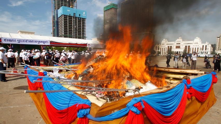 Beamte der kambodschanische Behörden verbrennen rund 500 Kilogramm kürzlich entdeckter syntethischer Drogen während einer Veranstaltung anlässlich des Internationalen Tages gegen Drogenmissbrauch und unerlaubten Handel. 