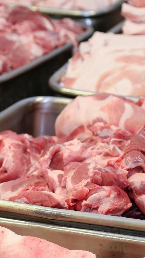 Dann geht es an die Verarbeitung: Zunächst werden die Stücke des Schweinefleischs im Fleischwolf zerkleinert und mit Gewürzen gemischt.