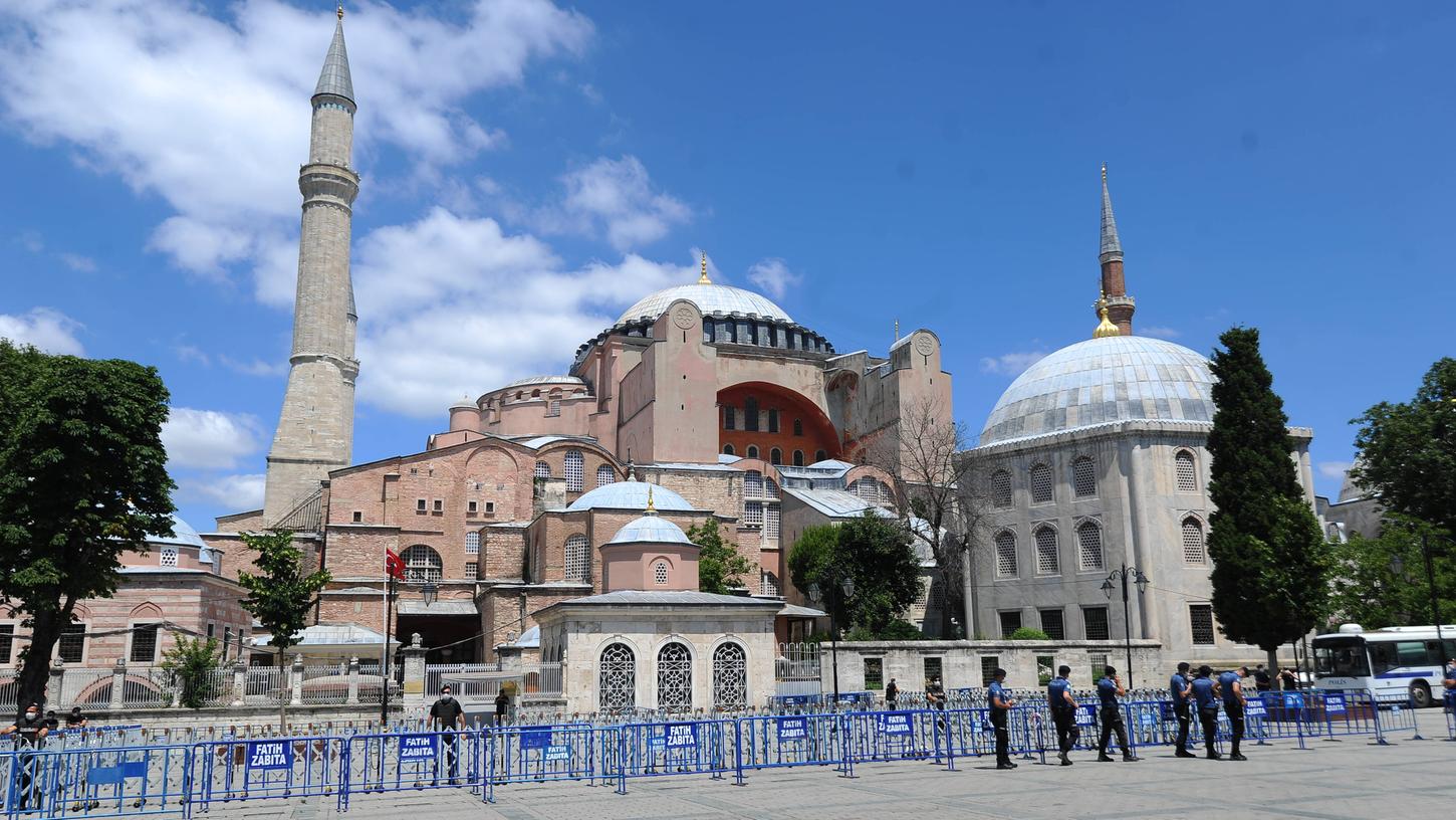 Polizisten stehen vor der abgesperrten Hagia Sophia in Istanbul: Nach dem Willen der türkischen Regierung soll das Gotteshaus wieder als Moschee dienen.