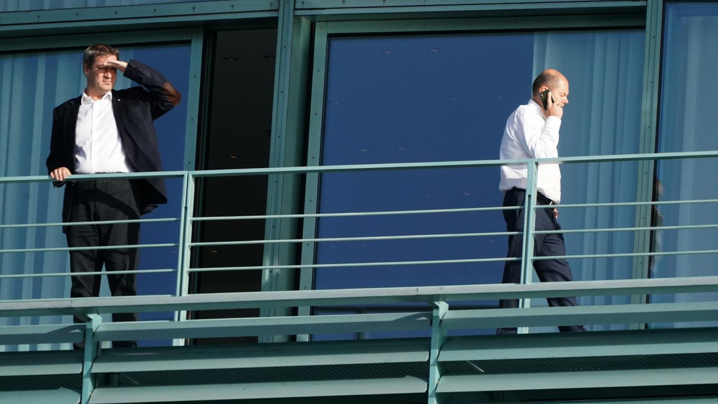 Finanzminister Olaf Scholz (r, SPD) und Bayerns Ministerpräsident Markus Söder (CSU) stehen im Kanzleramt auf dem Balkon: Bei einer Direktwahl des Kanzlers zöge der SPD-Politiker laut einer Umfrage den Kürzeren.